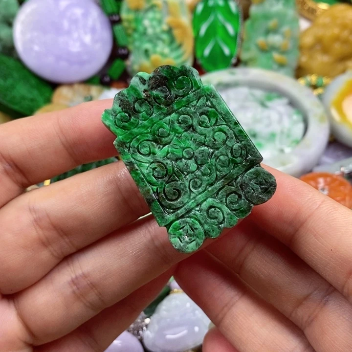 翡翠未镶嵌吊坠(赠链)