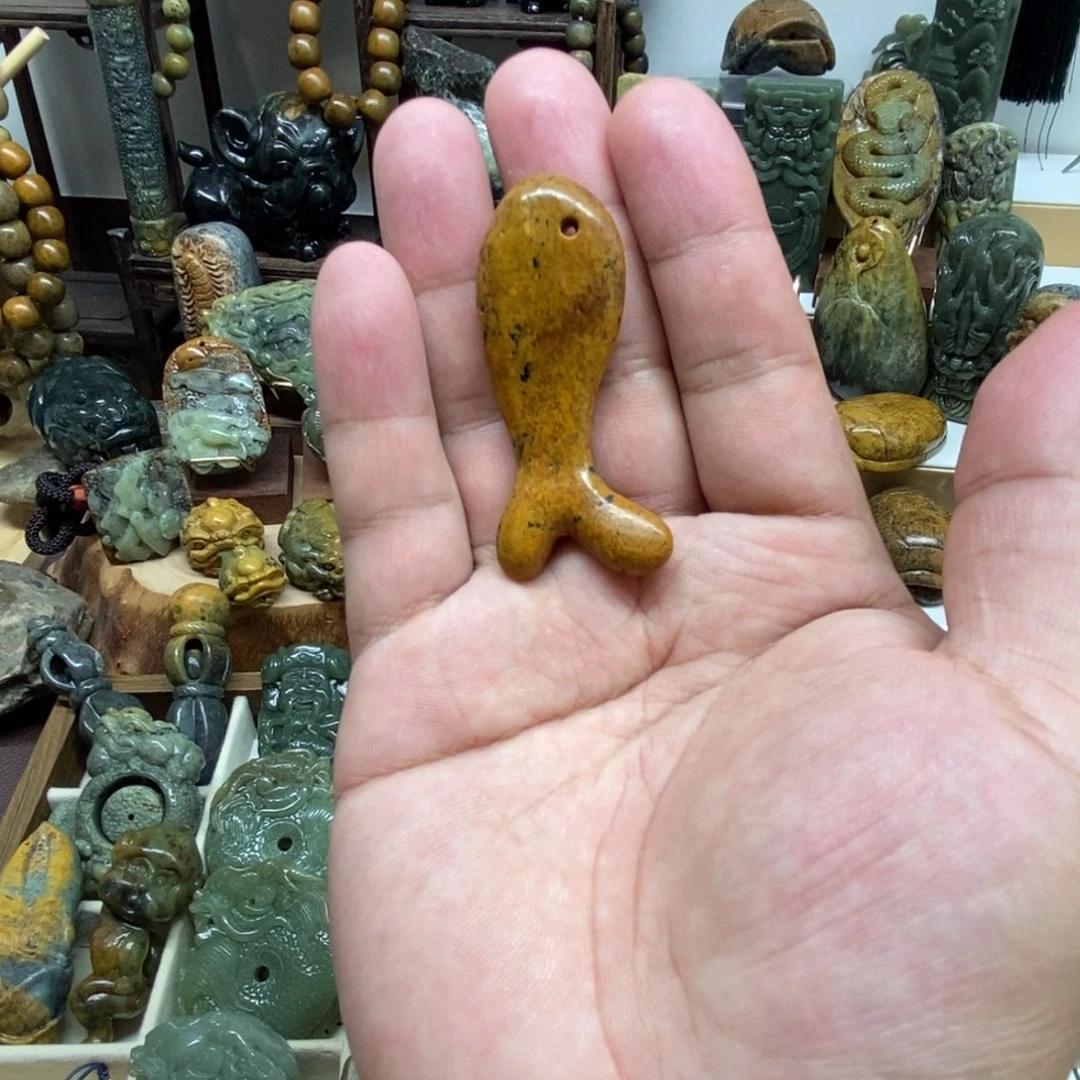 未镶嵌岫岩河磨玉（透闪石质玉）把件