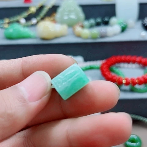 翡翠未镶嵌颈饰多样性