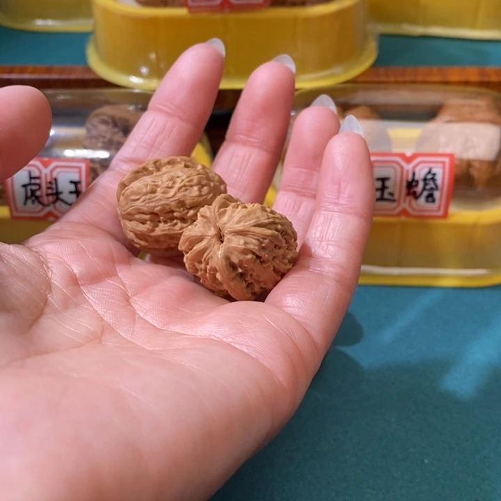 文玩核桃吊坠北**欣手捻白狮子