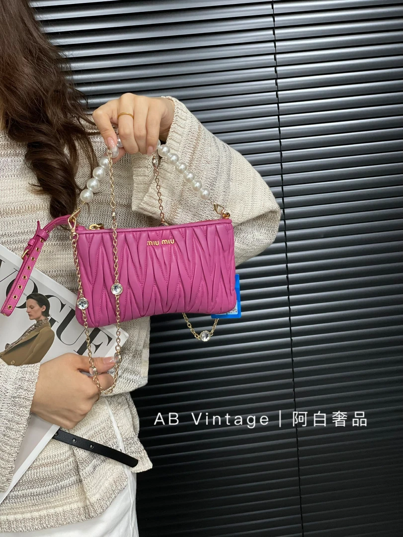 95新 MIU MIU/缪缪 阿白奢品｜miumiu玫粉色手拿包/送链条