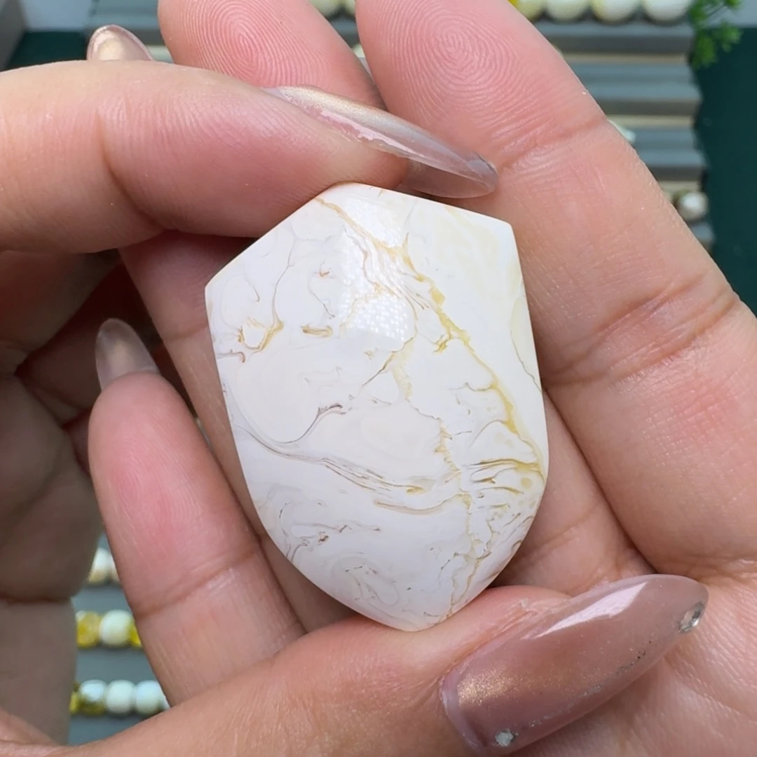 裸石琥珀未镶嵌盾牌