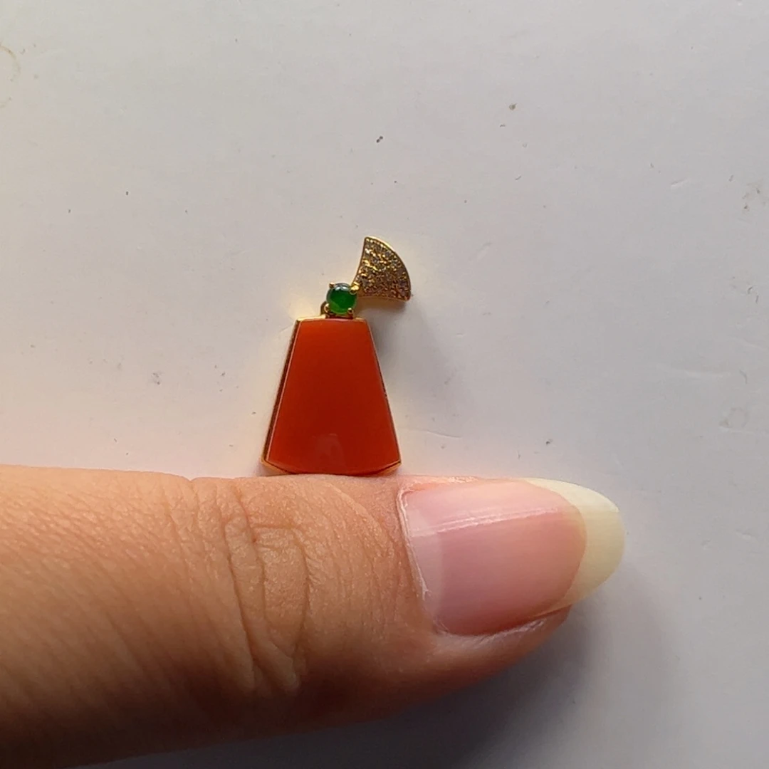 18K金镶嵌南红玛瑙挂件火*火大水沟银杏叶