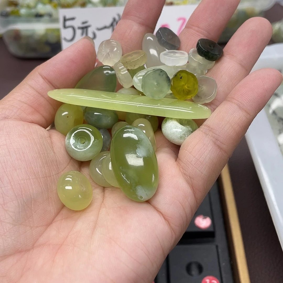 蛇纹石玉未镶嵌颈饰