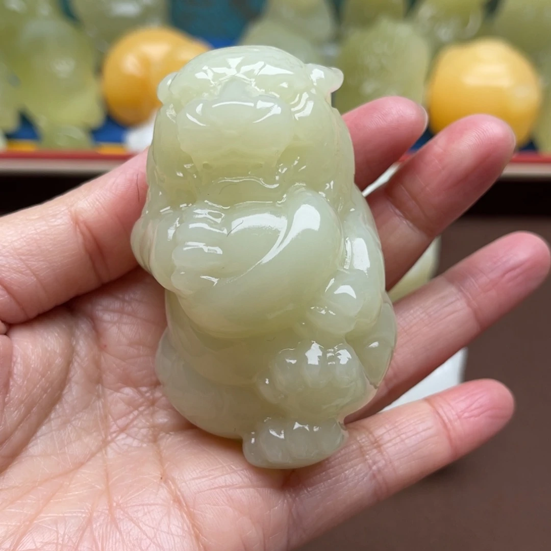 屈***阳玉天然桌面小摆件