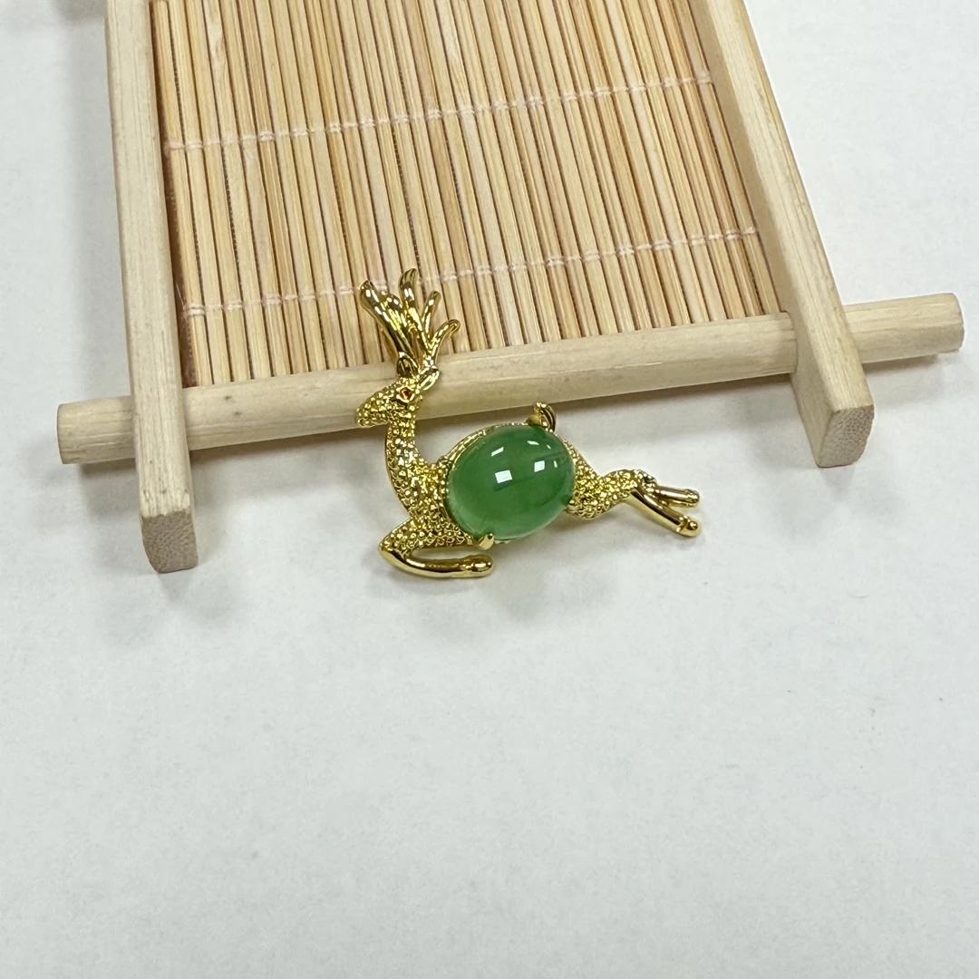 甄选极光绿一鹿有你玉石吊坠