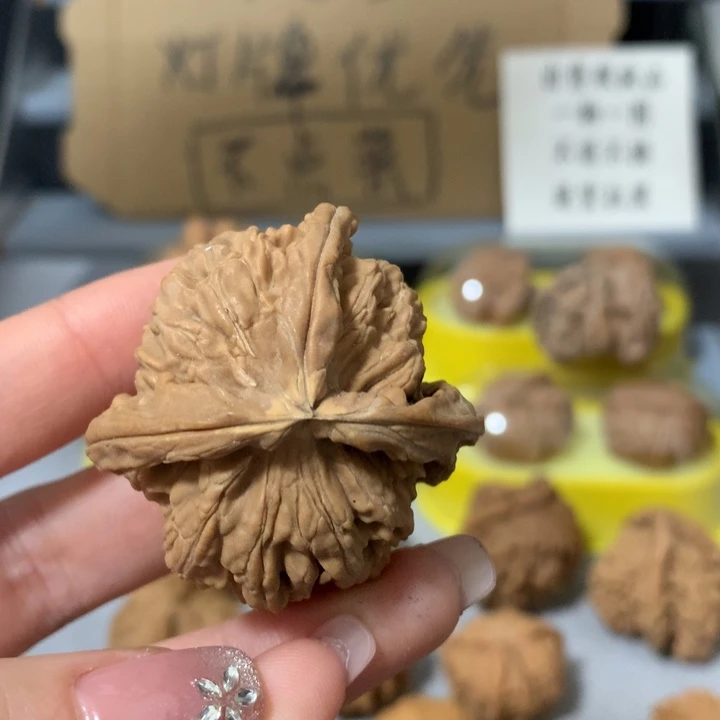 M***e文玩核桃吊坠异形单只，有瑕疵