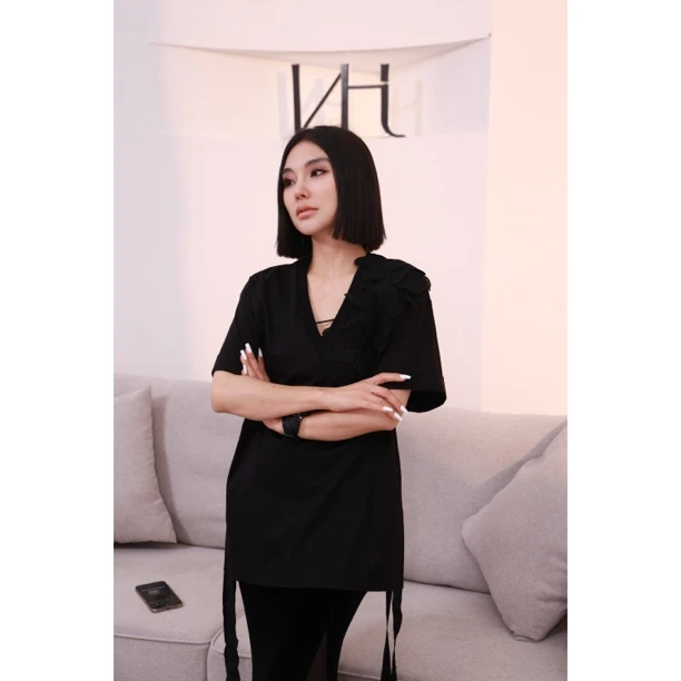 【妙妙精选】HUANGNAJI青峦叠瓣-V领时尚休闲花朵开叉上衣7062