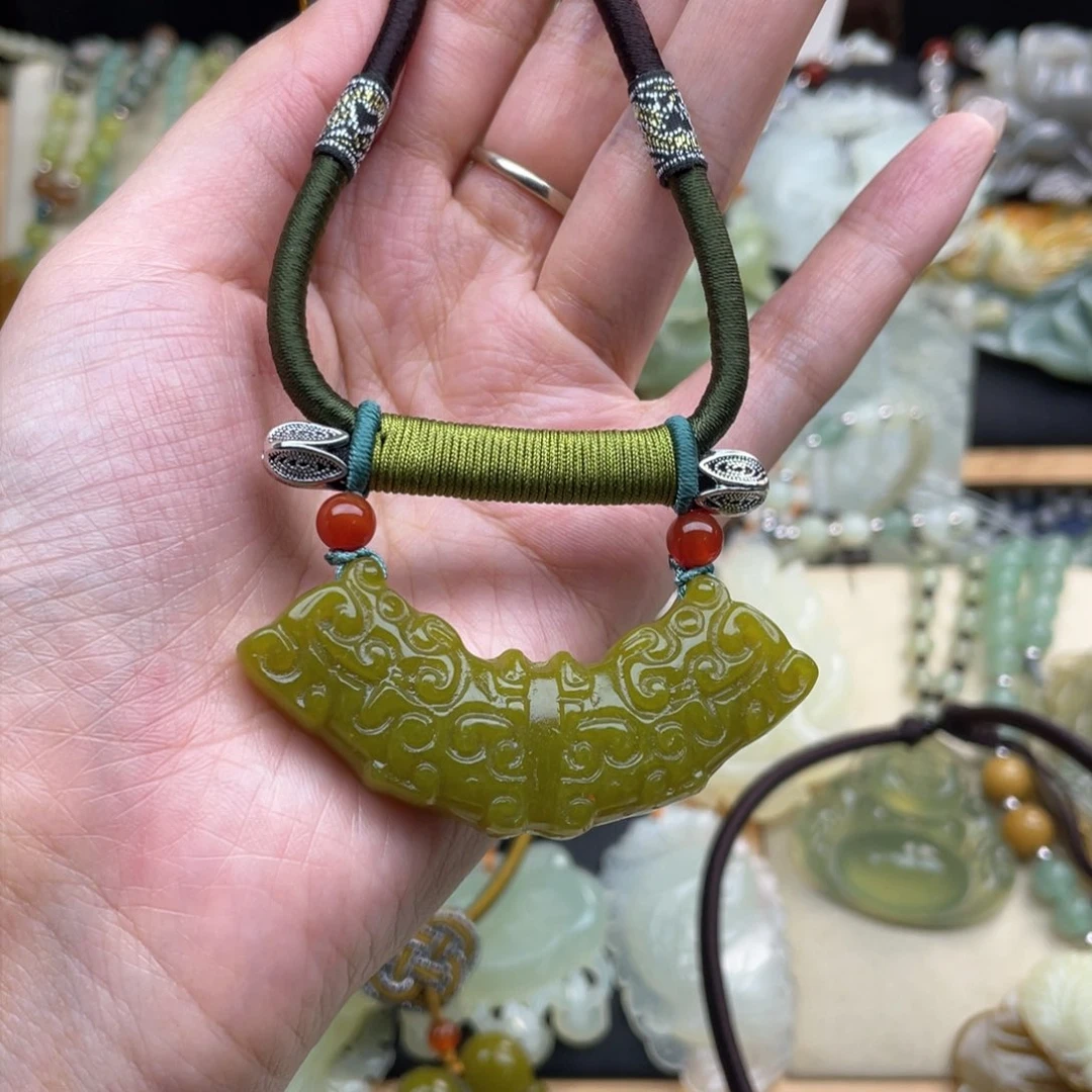 蛇纹石玉颈饰未镶嵌