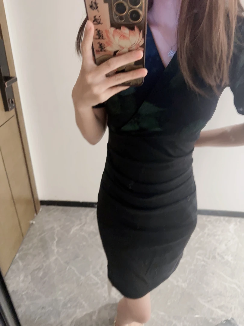 0217新款V领连衣裙高弹力褶皱设计遮肚包臀裙女高贵轻奢气质裙子