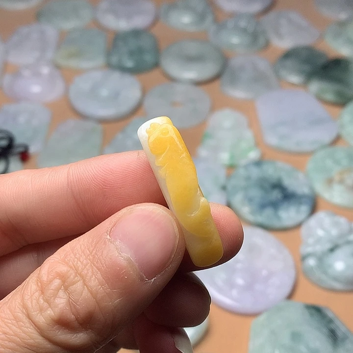 翡翠未镶嵌颈饰鱼