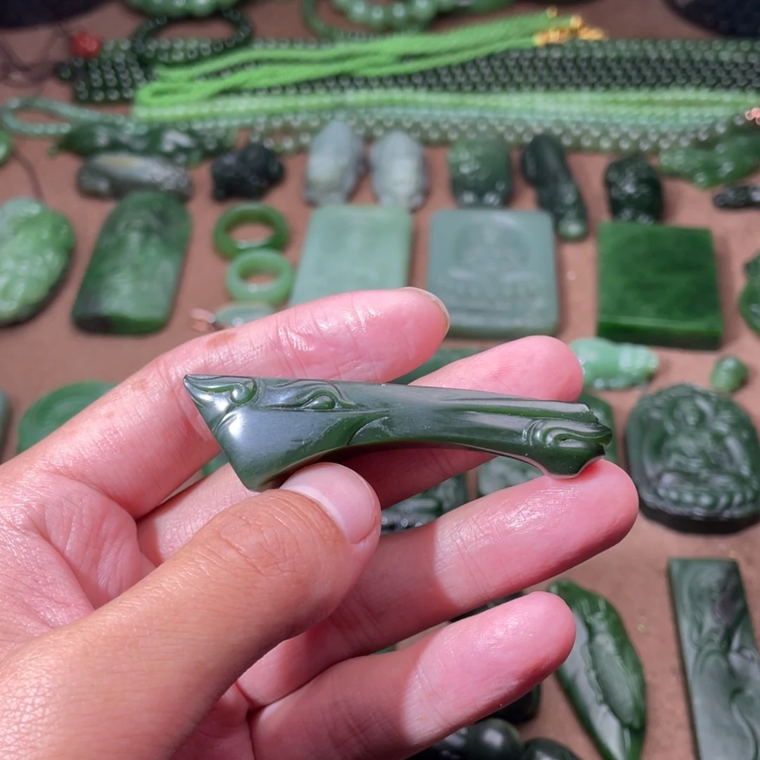 乐***心和田玉（碧玉）未镶嵌颈饰