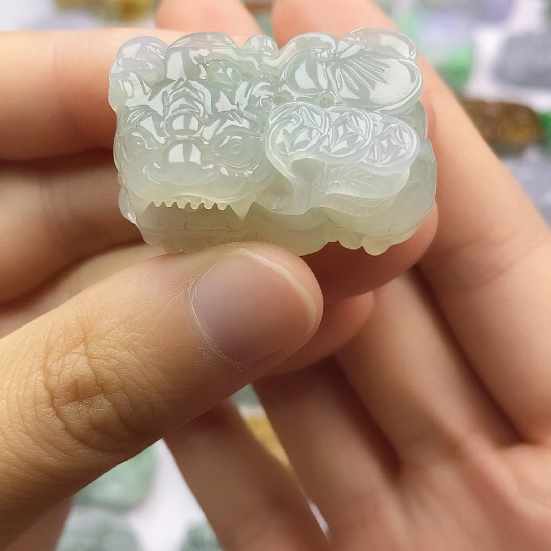 翡翠未镶嵌颈饰貔貅