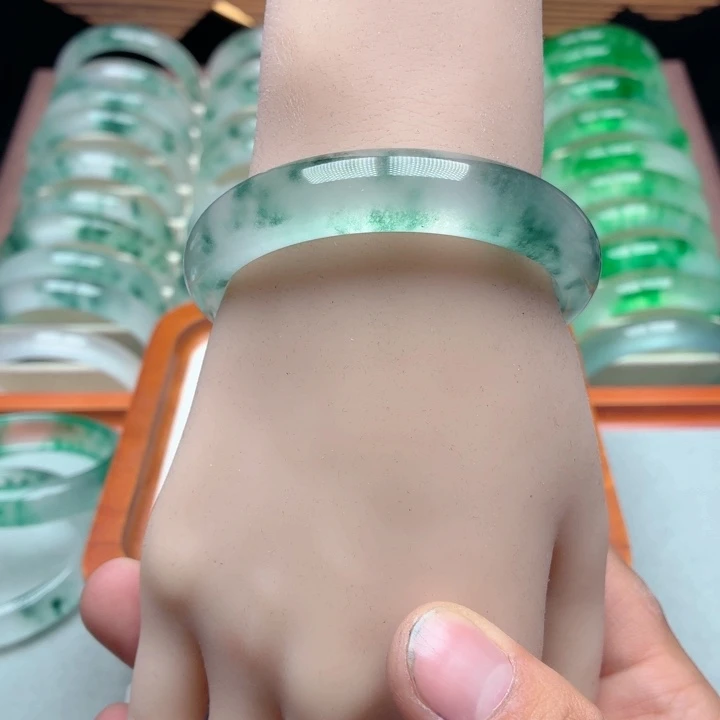 兰***石英质玉未镶嵌手镯