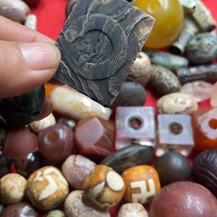 沐****玛瑙/玉髓未镶嵌玛瑙手镯项链谢谢谢