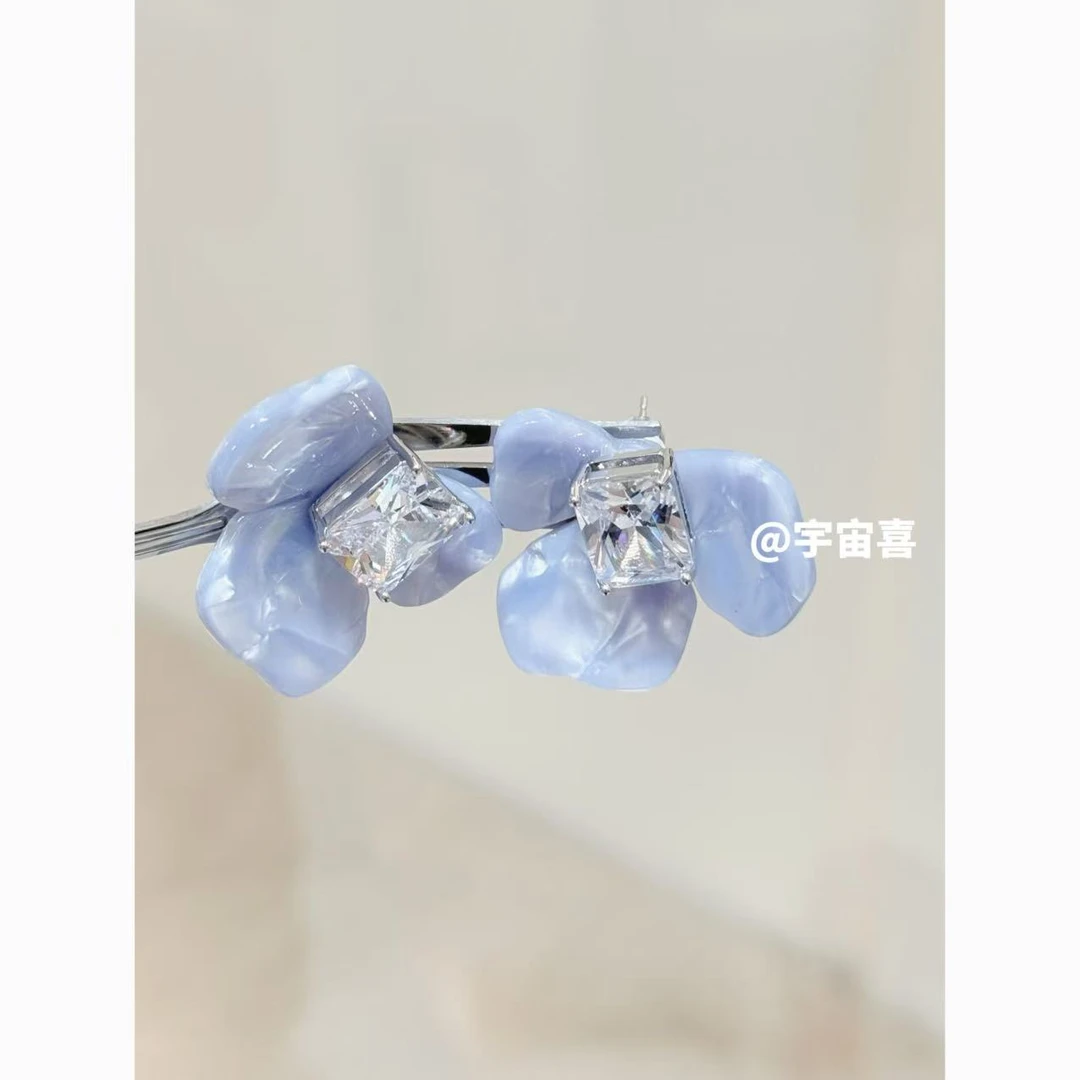 铜合金锆石耳饰 T1-017【醋酸蓝白晕染立体方糖白锆三叶花耳钉】