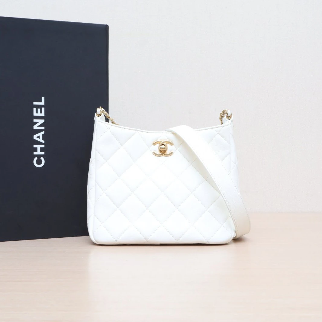 95新 Chanel/香奈儿 小花黑黑 HOBO单肩斜挎包 白色 皮革S 芯片开