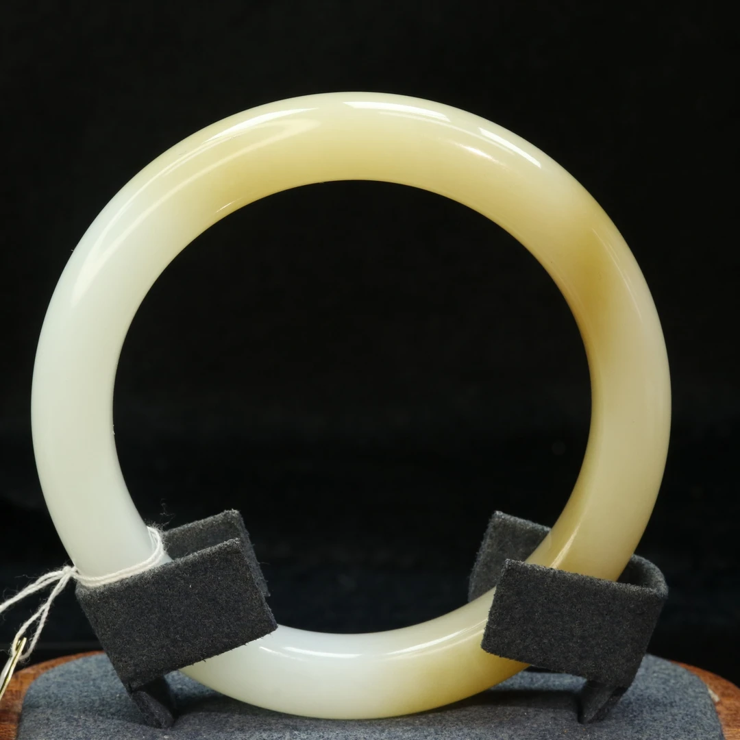 68和田玉糖白手镯/300285保利厦门拍卖