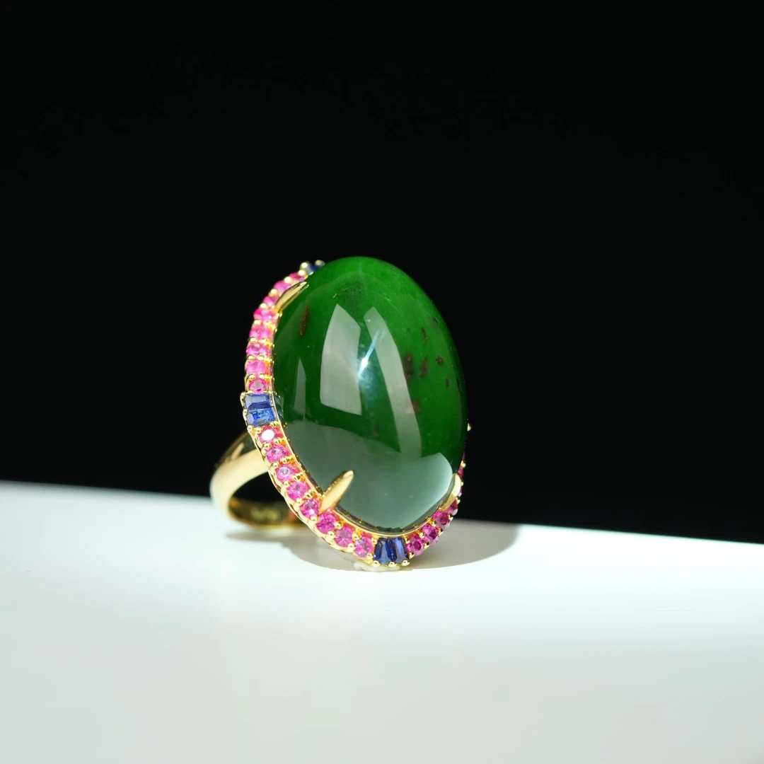 传世级 和田碧玉菠菜绿辣绿聚红皮高定戒 18K 戒面27*18mm± 孤品