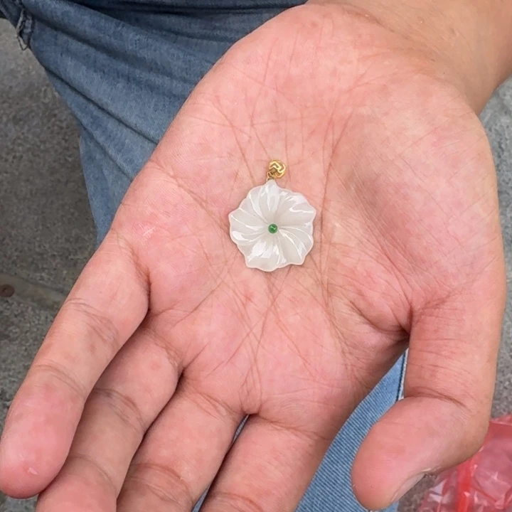 和田玉18K金镶嵌颈饰