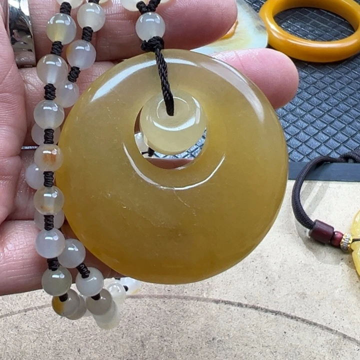 石英质玉（黄龙玉）颈饰未镶嵌