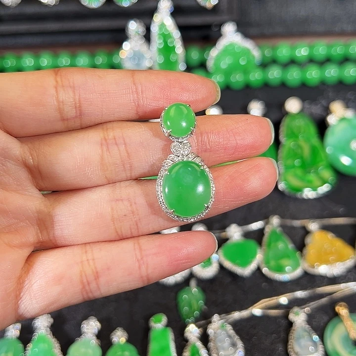 翡翠18K金镶嵌颈饰吊坠