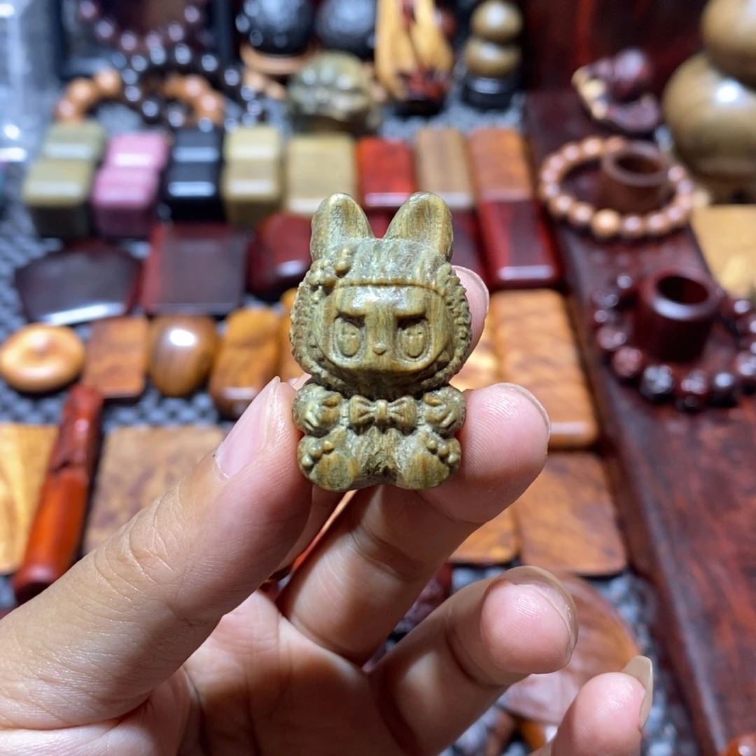 木绿檀木小雕刻一个