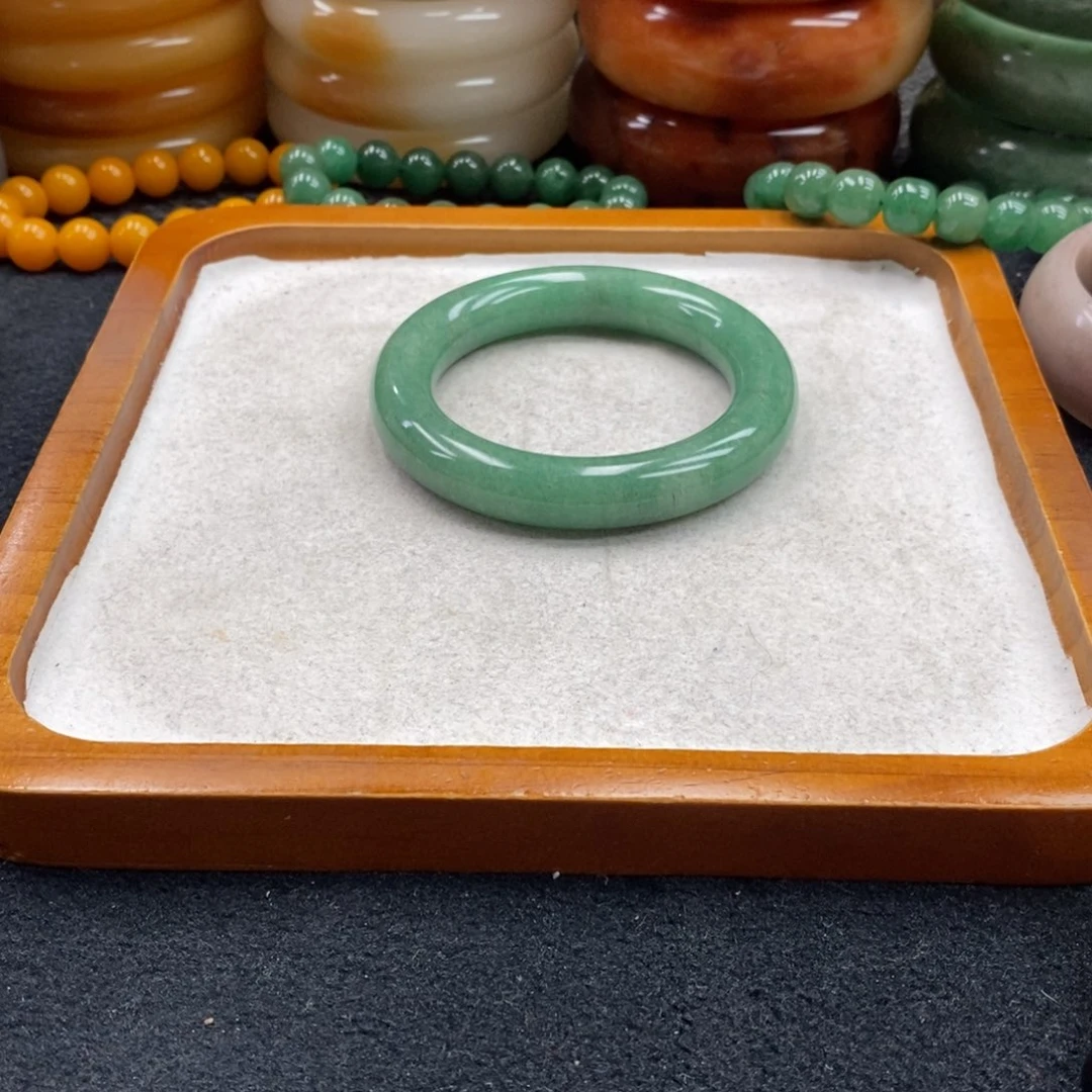 天***朗石英岩玉未镶嵌手镯（圆镯）