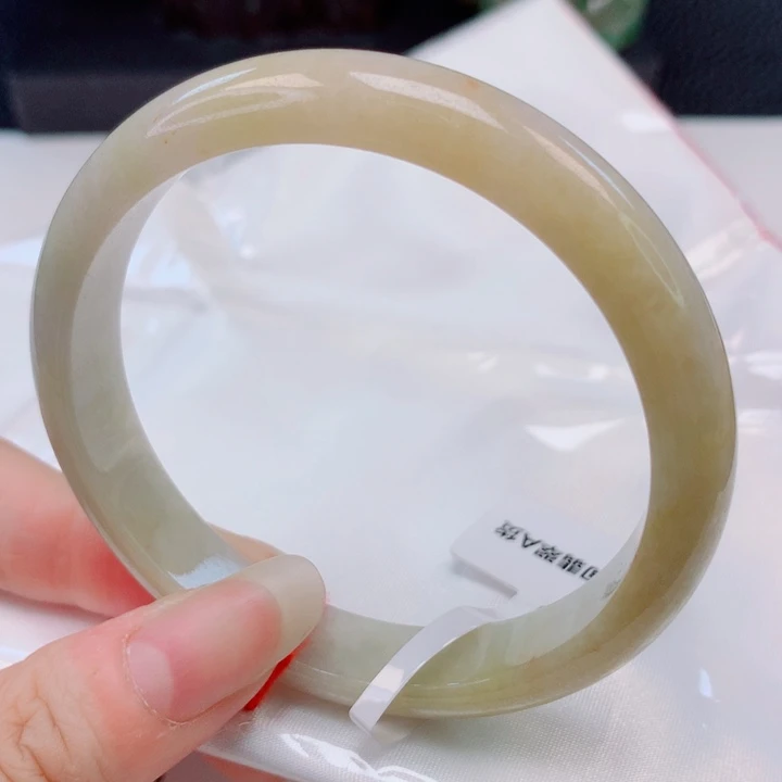 翡翠手镯未镶嵌57圈