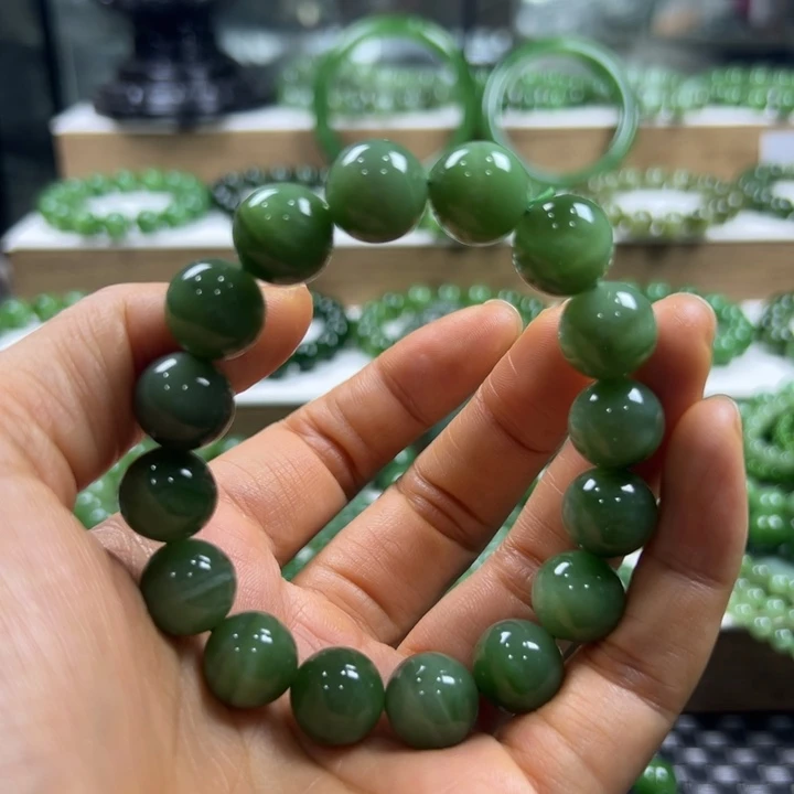大***利未镶嵌手链和田玉（碧玉）
