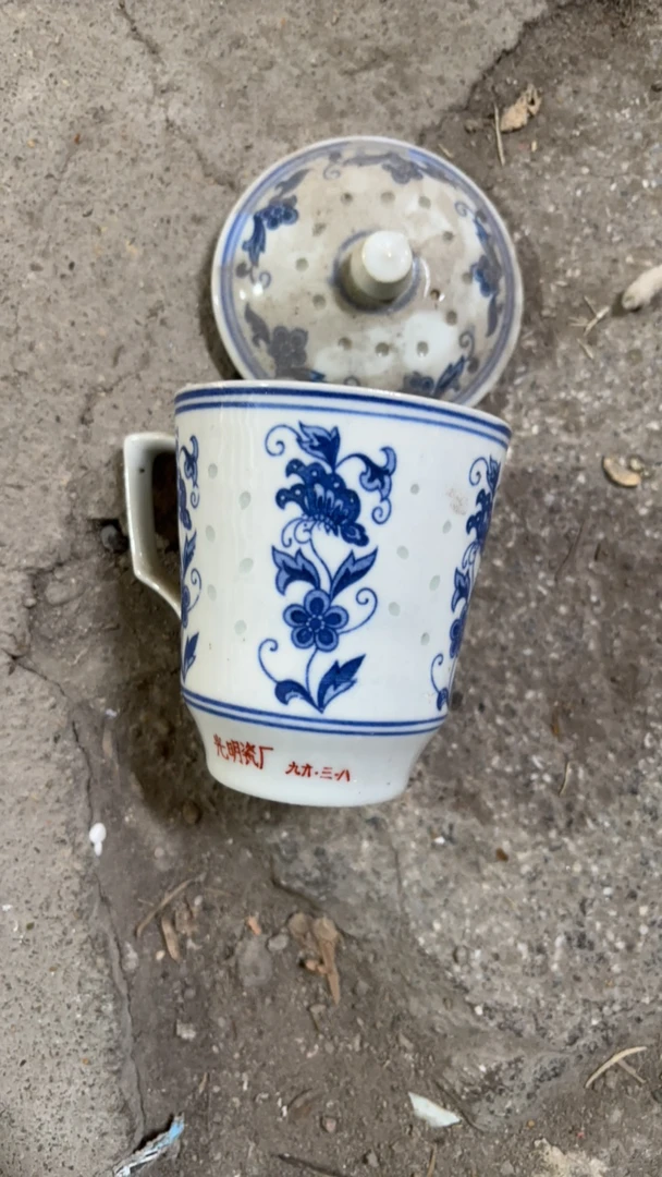 青花釉下彩人物主人杯  80毫升左右