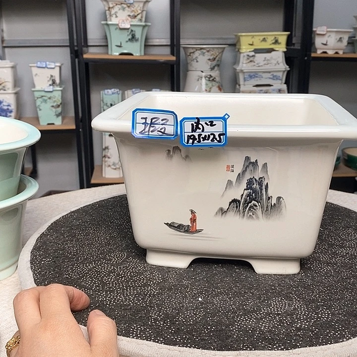紫砂的花盆很漂亮