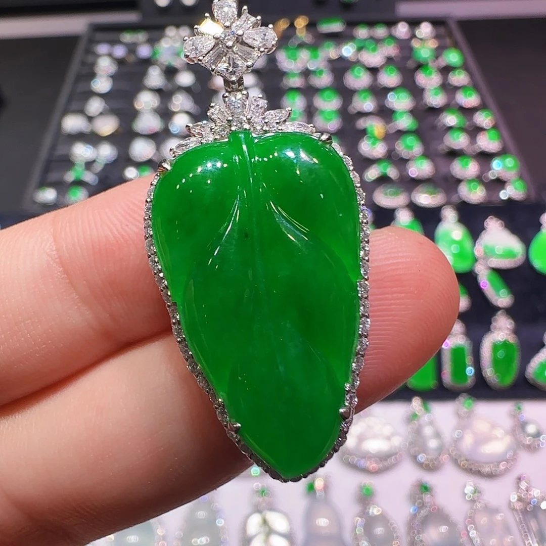 翡翠18K金镶嵌颈饰吊坠