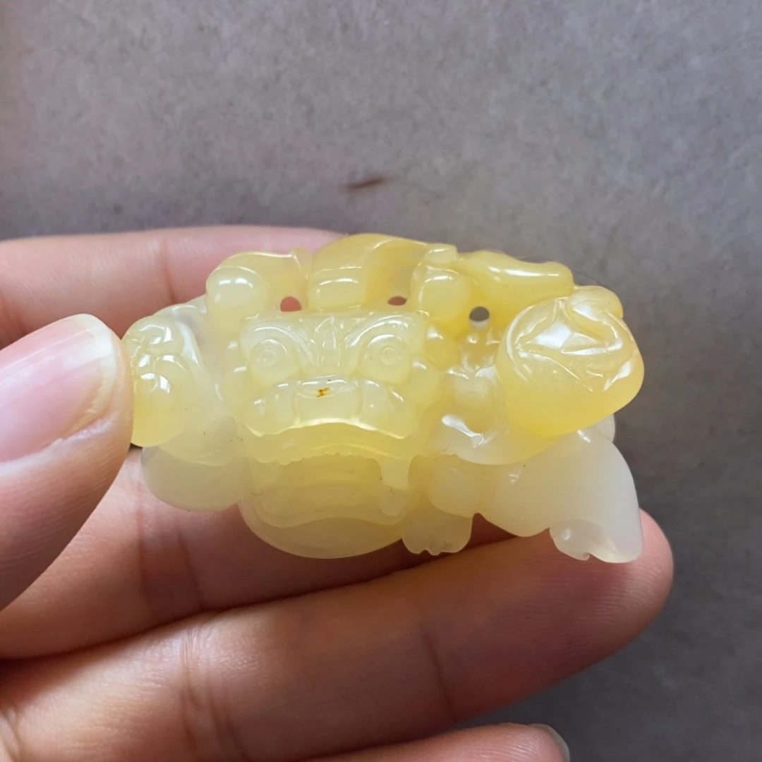 石英质玉（黄龙玉）未镶嵌颈饰