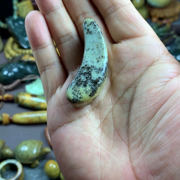 吊坠(赠链)未镶嵌岫岩河磨玉（透闪石质玉）