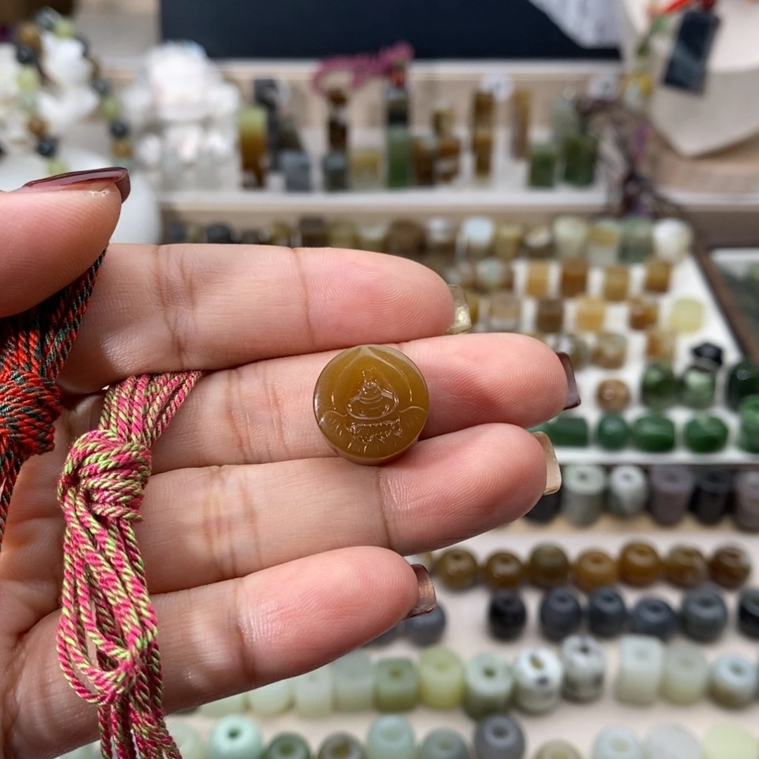 张***墨和田玉未镶嵌颈饰买断不退换