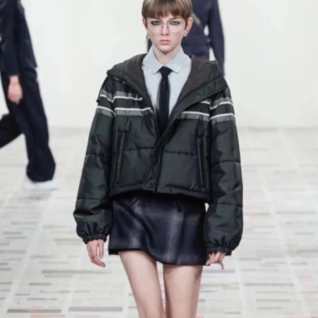 99新 DIOR/迪奥 Dior秀款黑色流苏标语logo羽绒服/xs码/29246