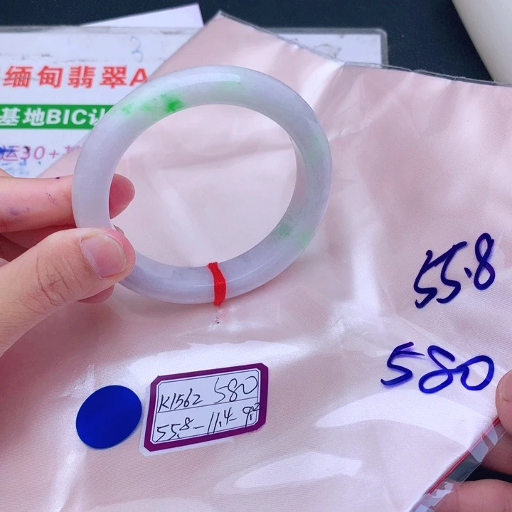 翡翠手镯未镶嵌翡翠