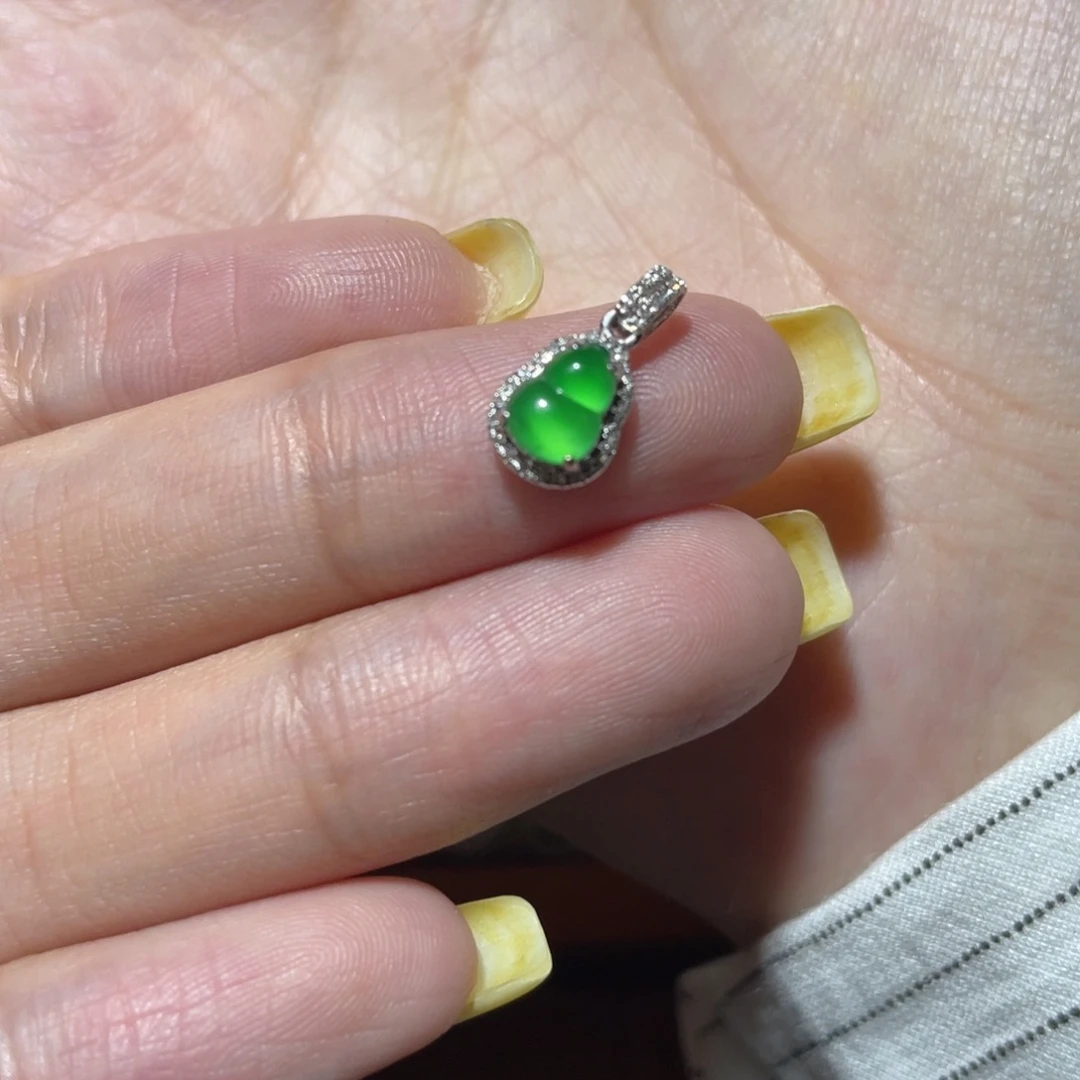 敏***敏翡翠18K金镶嵌颈饰翡翠