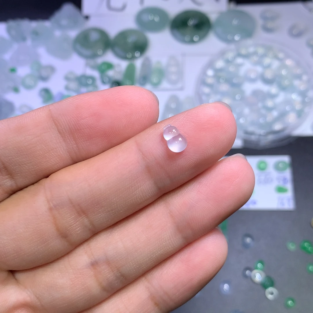 翡翠未镶嵌颈饰葫芦