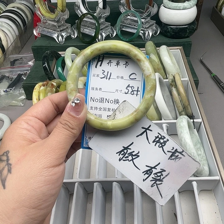 蛇纹石玉未镶嵌手镯