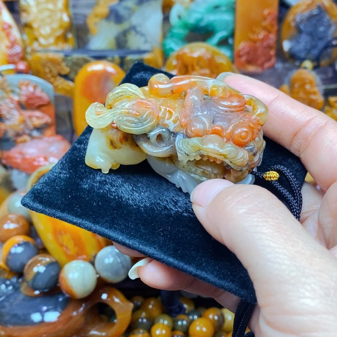 未镶嵌石英质玉（黄龙玉）颈饰