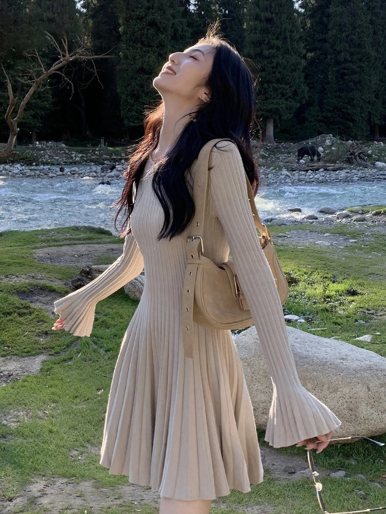 2025纯欲风针织连衣裙女秋季新款V领长袖设计感收腰显瘦气质短裙