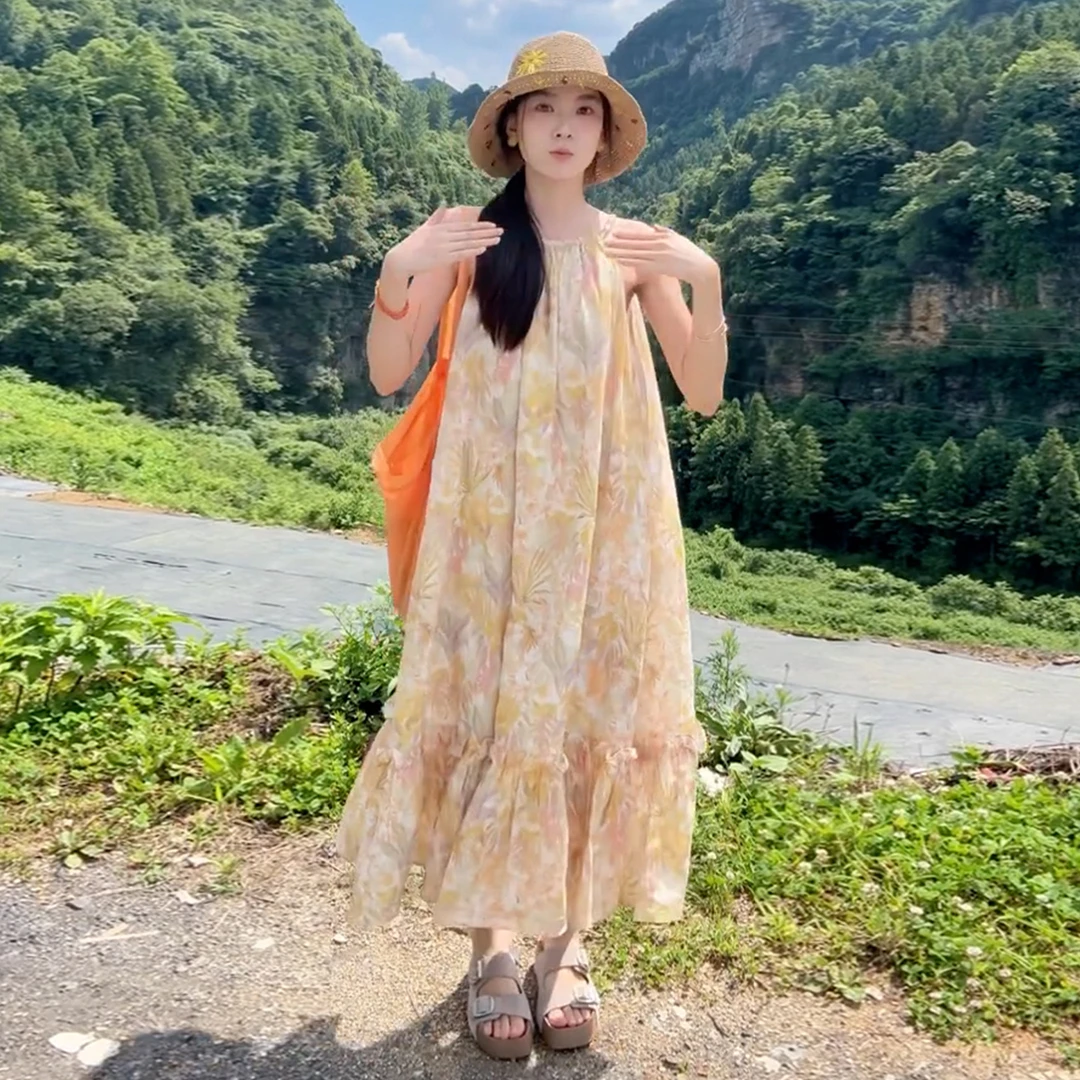 4808黄色挂脖碎花连衣裙子女夏流行新款2025海边度假爆款吊带长裙