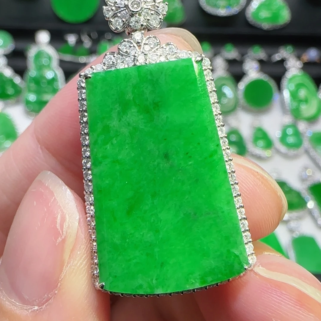 翡翠18K金镶嵌颈饰无事牌