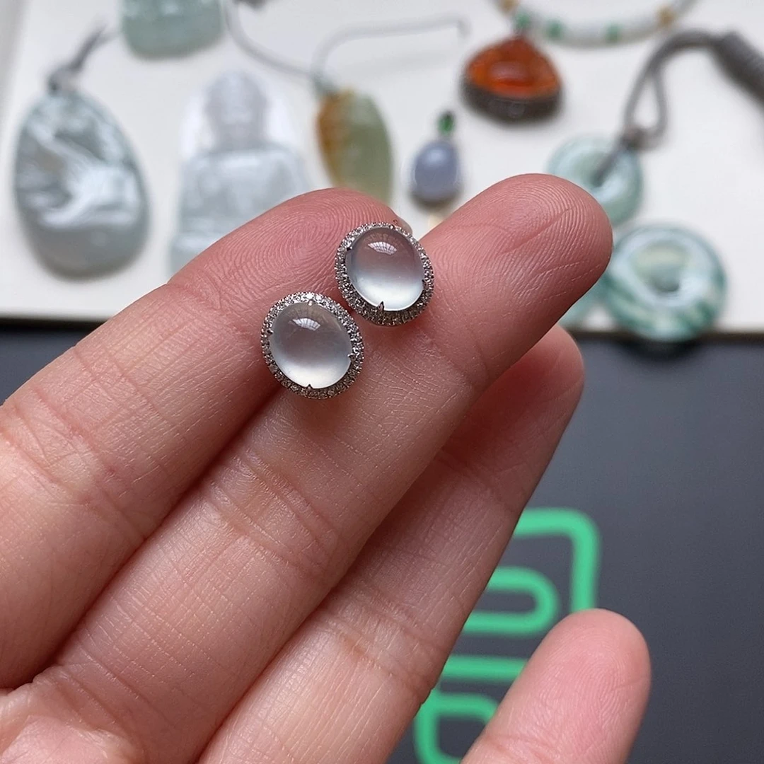 翡翠颈饰18K金镶嵌冰蛋面耳钉