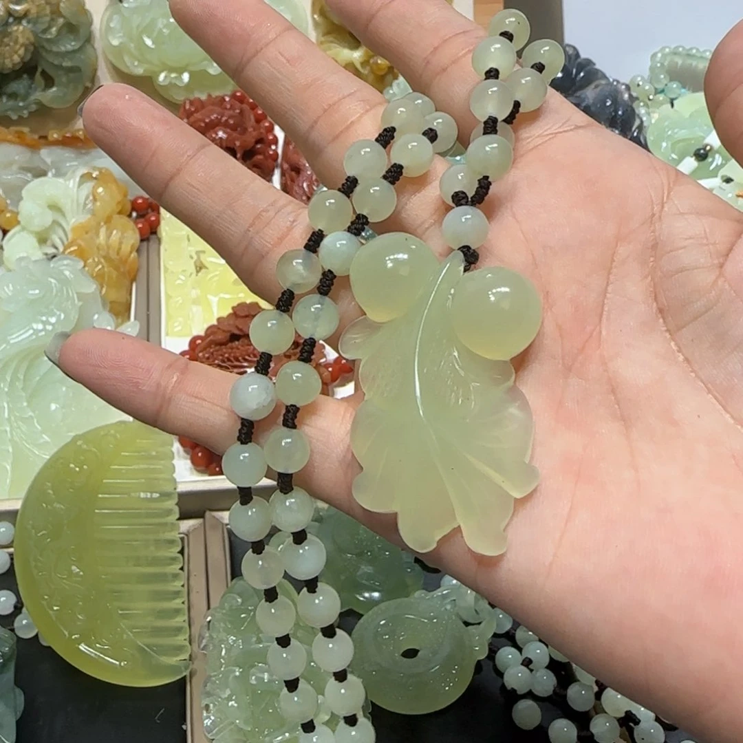 未镶嵌蛇纹石玉吊坠