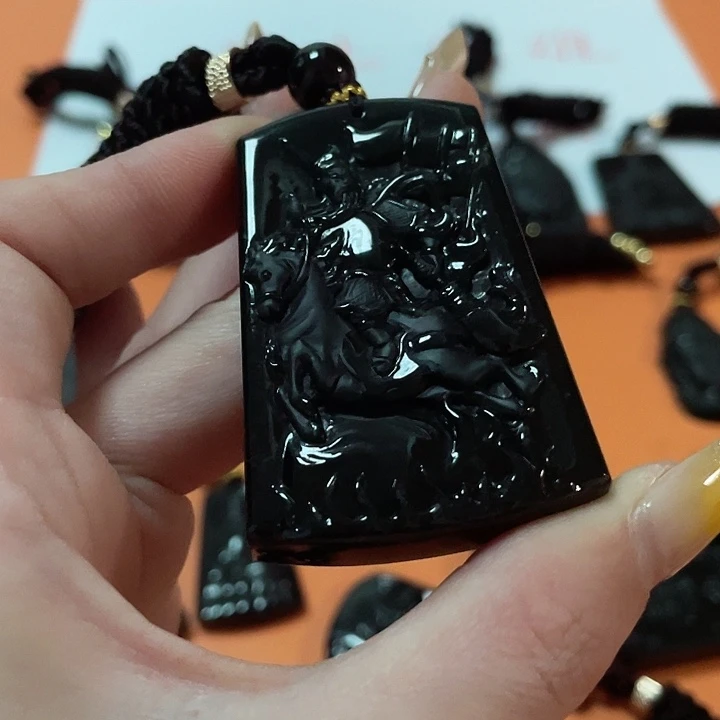 翡翠颈饰未镶嵌杨***烟