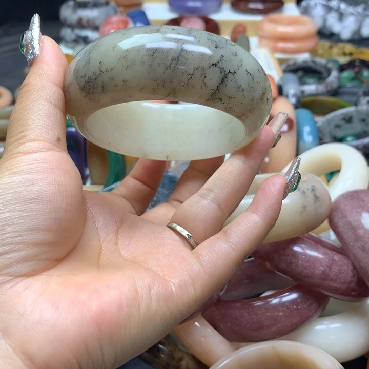 未镶嵌手镯石英质玉?***?
