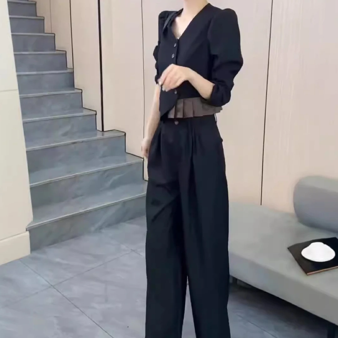时尚百搭拼接V领上衣搭配阔腿裤的女装套装高腰